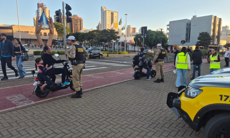 Ação educativa orienta condutores de patinetes e bicicletas elétricas no Centro de Cascavel