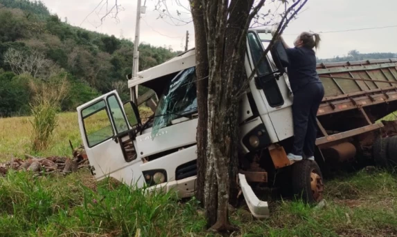 Acidente de trabalho com caminhão deixa motorista preso às ferragens em Boa Vista da Aparecida