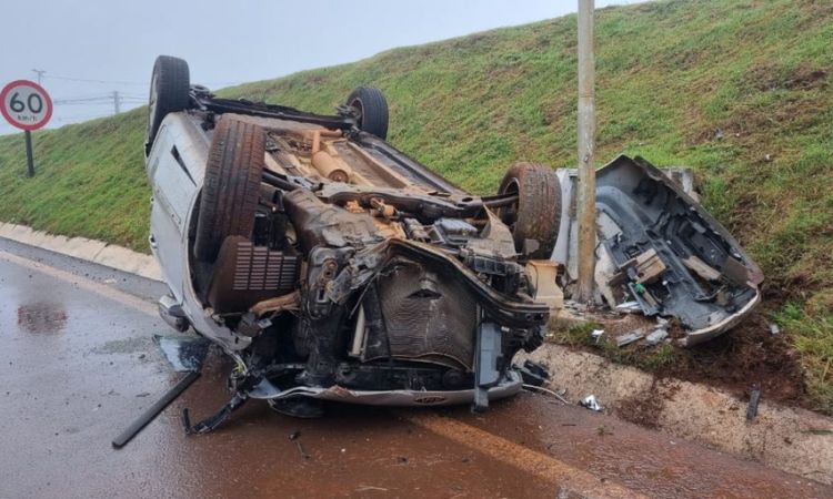 ACIDENTE GRAVE: Carro Capota no Trevo Cataratas e Causa Congestionamento Extenso em Cascavel