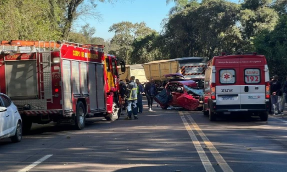 Acidente na BR 277 em Laranjeiras do Sul envolve quatro veículos e deixa uma pessoa gravemente ferida.