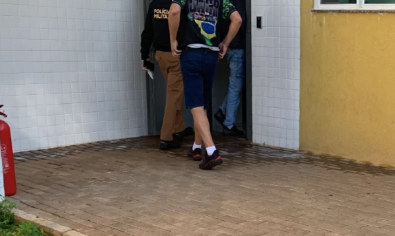 Adolescente de 16 anos é apreendido preparando baseado de maconha dentro de sala de aula.