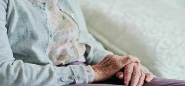 AGRESSÃO: Homem é preso por bater na mãe de 82 anos