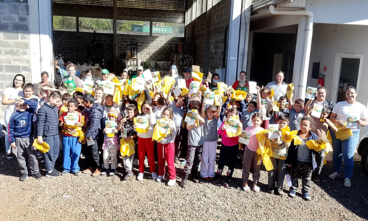 Alunos da Escola Jean Piaget conhecem trabalho da Unidade de Valorização de Recicláveis em Guaraniaçu