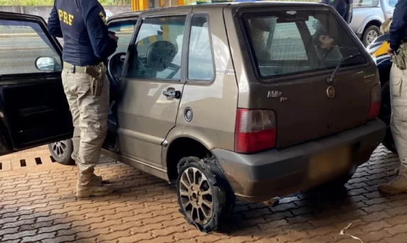Após perseguição, Fiat Uno é apreendido com crack e cocaína em fundo falso na BR 277.