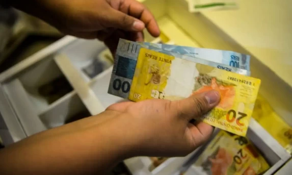 Aposentados e pensionistas do INSS podem consultar antecipação do 13º