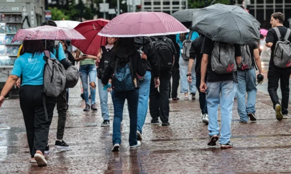 ATENÇÃO: INMET EMITE ALERTA LARANJA DE TEMPESTADES COM VENTOS DE 100 KM/H E GRANIZO EM QUATRO ESTADOS
