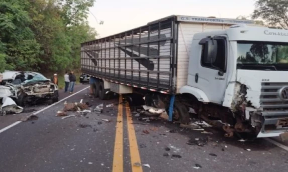 Automóvel fica destruído após colisão com caminhão na PR-323.