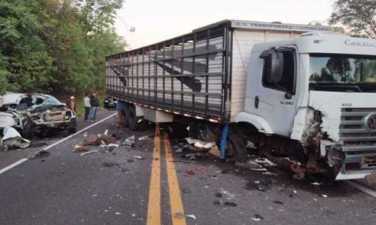 Automóvel fica destruído após colisão com caminhão na PR-323.