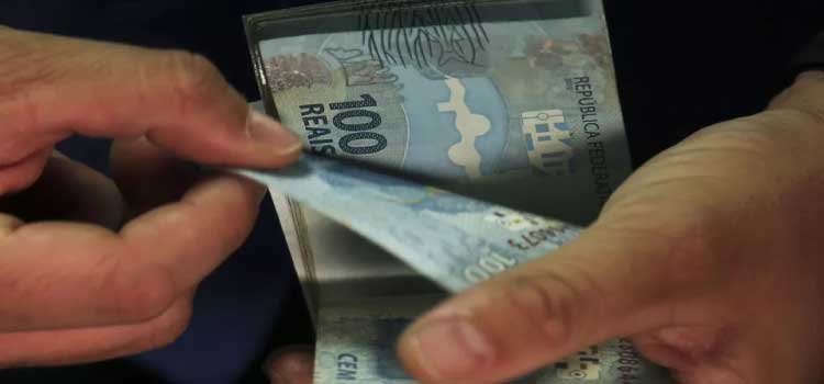Auxílio para caminhoneiros e taxistas terá adiantamento no pagamento de parcelas; veja novos calendários.