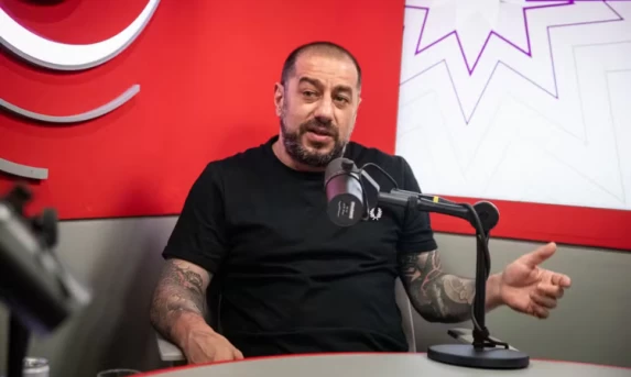 Badauí celebra 30 anos do CPM 22 e diz: “Não recebi críticas, recebi hate”