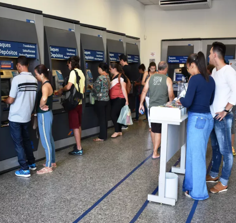Bancos não abrem na segunda e terça-feira de carnaval, e só às 12h na 4ª.