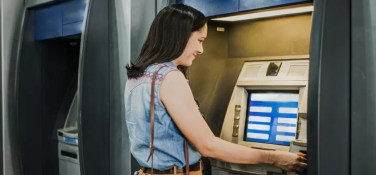 Bancos não abrem na última sexta-feira do ano; veja como pagar contas.