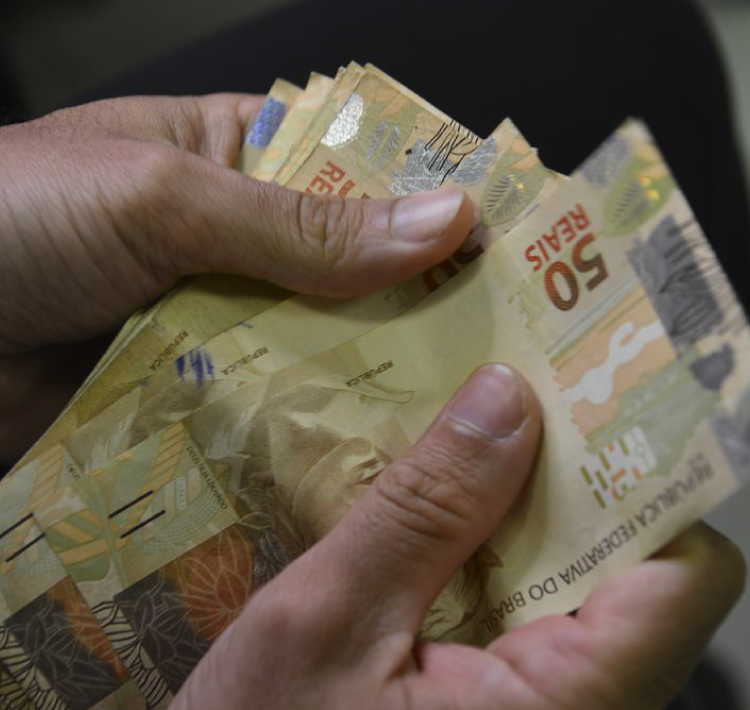 Beneficiários com NIS final 3 recebem hoje o Auxílio Brasil.
