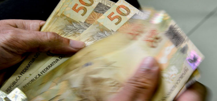 Beneficiários com NIS final 5 recebem hoje o Auxílio Brasil.