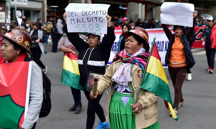 Bolívia enfrenta onda de protestos após anúncio de aumento nos combustíveis