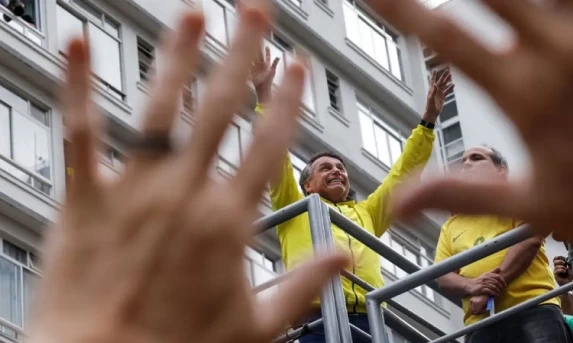 Bolsonaro nega tentativa de golpe e diz esperar por ajuda externa