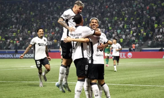 Botafogo segura empate com Palmeiras e avança na Copa Libertadores.