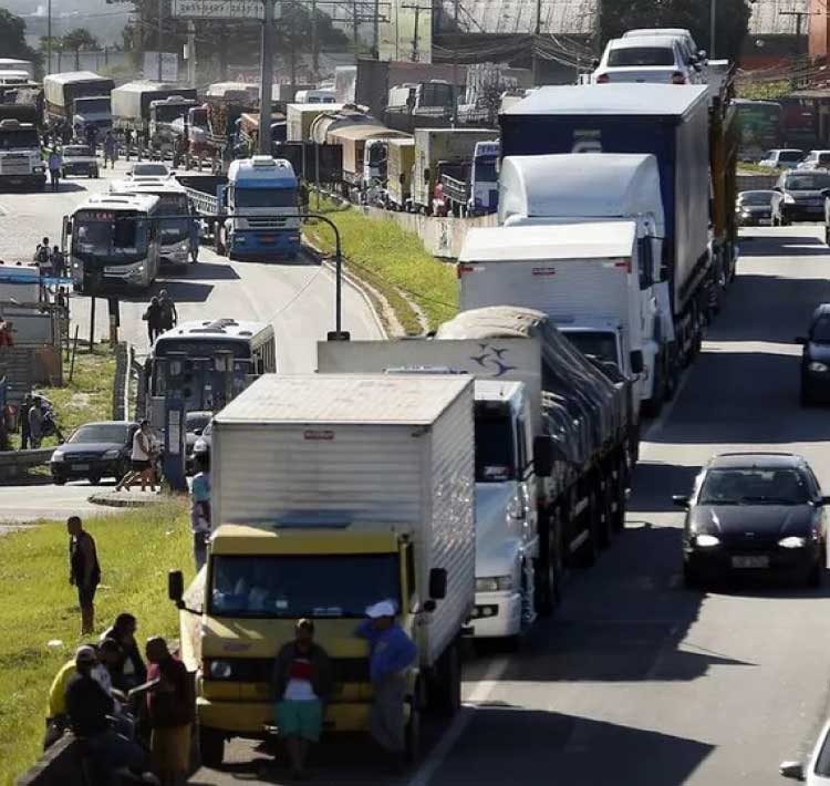 BRASIL: Duas parcelas do Auxílio Caminhoneiro serão pagas nesta terça-feira; tire suas dúvidas.