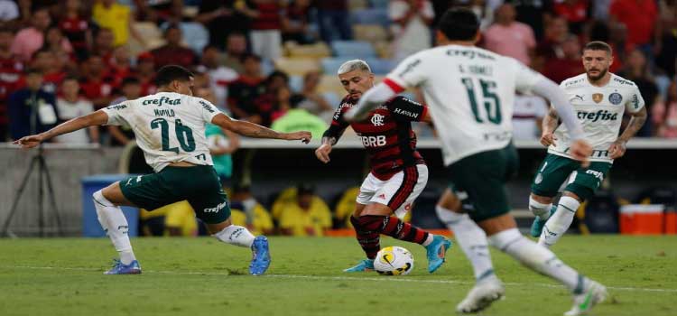 BRASILEIRO: Flamengo tenta diminuir distância para líder Palmeiras.