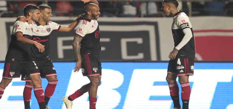 BRASILEIRO: São Paulo goleia Avaí por 4 a 0 no Morumbi.