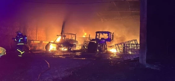 CAFELÂNDIA: Incêndio criminoso destrói casa e barracão em propriedade rural.