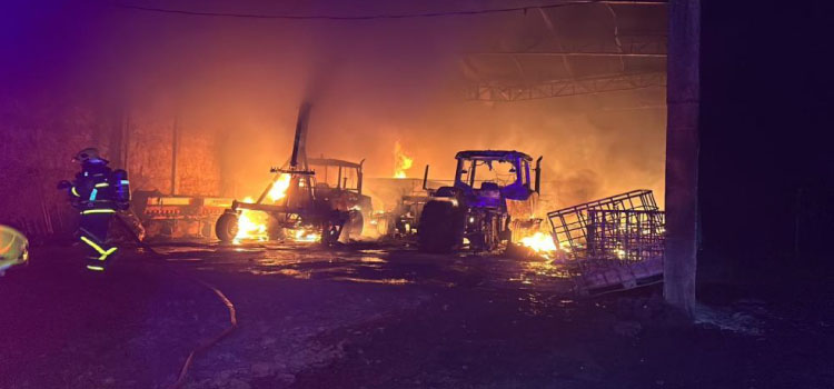 CAFELÂNDIA: Incêndio criminoso destrói casa e barracão em propriedade rural.