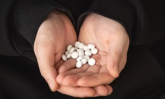 CALMANTE MAIS VENDIDO NO BRASIL: USO IRREGULAR DE CLONAZEPAM CAUSA EPIDEMIA DE DEPENDÊNCIA SILENCIOSA ENTRE IDOSOS