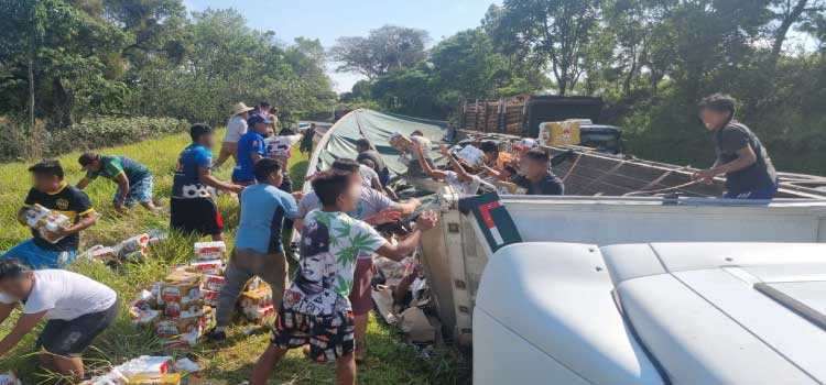 Caminhão carregado com cerveja tomba na BR-277 e carga é saqueada.