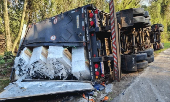 Caminhão carregado com tubos de fibra de vidro tomba na BR 277 em Laranjeiras do Sul