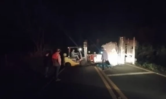 Tombamento de Caminhão na PR-471 em Catanduvas Deixa Passageira Ferida 