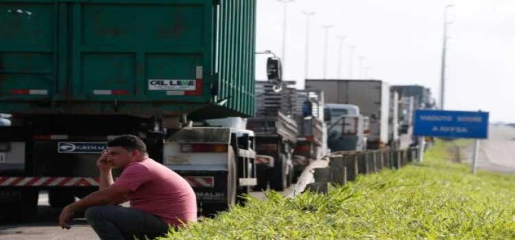 CAMINHONEIROS: Congresso promulga lei que facilita reajustes da tabela do frete de cargas.