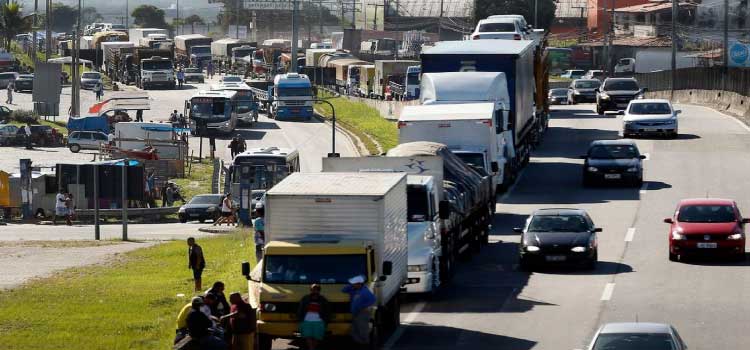 Caminhoneiros e taxistas recebem auxílio nesta terça.