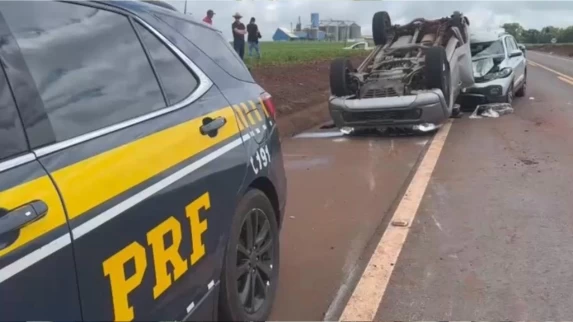 Caminhonete com plotagem falsa capota ao fugir da PRF