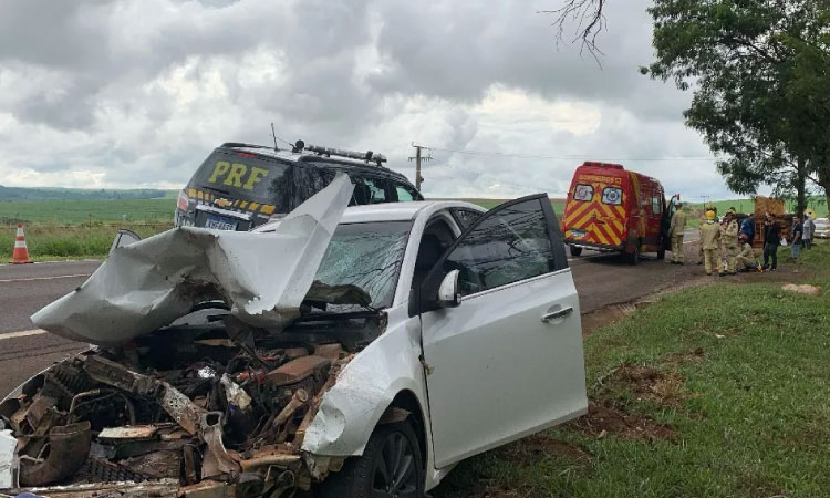 Caminhonete e carro da Prefeitura de Catanduvas batem na BR 277