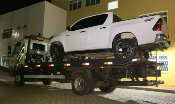 Caminhonete furtada em Minas Gerais é recuperada pela Polícia Militar em Cascavel.