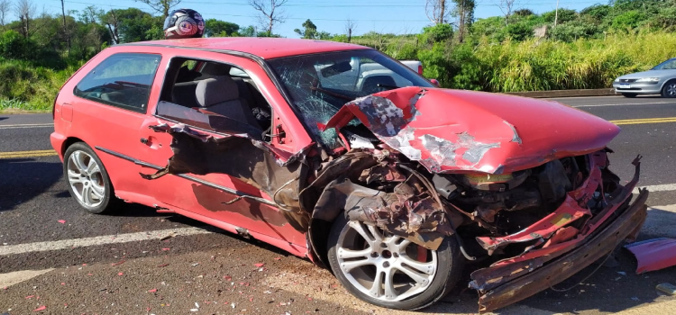 Caminhonete perde os freios e bate de frente contra carro na BR-277 em Cascavel.