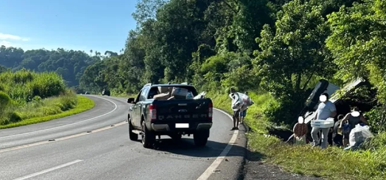 CANDÓI: Caminhão tomba na BR-277 e tem carga saqueada; polícia foi mobilizada.