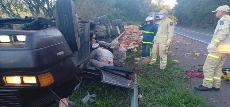 CANDÓI: Motorista de carreta carregada com tijolos morre após veículo tombar na BR 277.