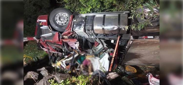 CAPANEMA: Caminhoneiro morre esmagado em gravíssimo acidente na BR-163.