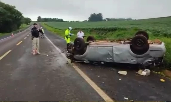 CAPOTAMENTO NO KM 567: VEÍCULO COM QUATRO PESSOAS SAI DA PISTA E COLIDE CONTRA BARRANCO EM CASCAVEL