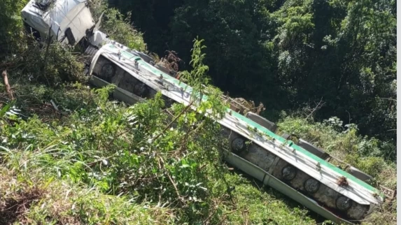 Carreta com combustível cai em ribanceira na tarde desta Segunda-feira dia 22 de setembro, e provoca vazamento na BR-277 em Campo Bonito