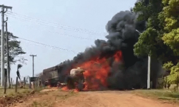 Carretas bitrem batem e pegam fogo na fronteira com o Paraguai