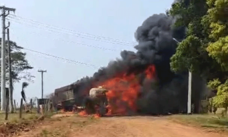 Carretas bitrem batem e pegam fogo na fronteira com o Paraguai