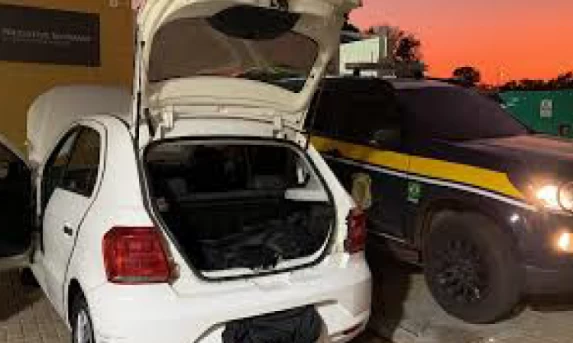 Carro carregado com 143 Kg de maconha no porta-malas é apreendido pela PRF na BR 277.