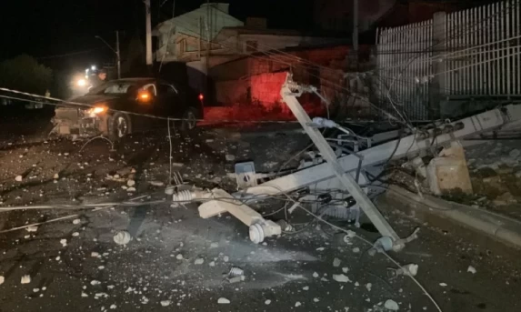 Carro derruba poste e afeta rede de energia na rua Souza Naves em Cascavel.