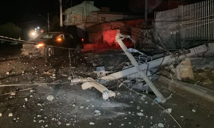 Carro derruba poste e afeta rede de energia na rua Souza Naves em Cascavel.