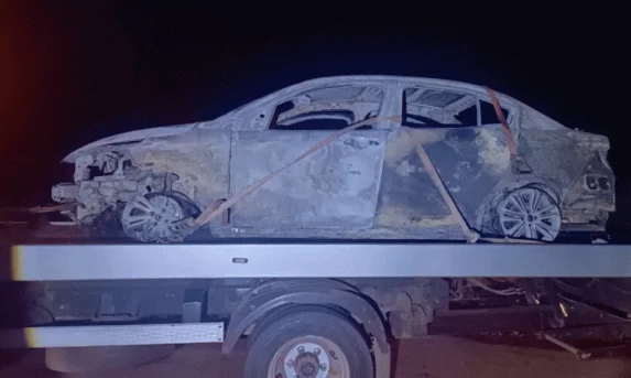 Carro é consumido por chamas na PR-239 em Nova Aurora