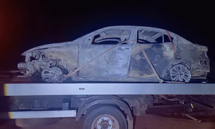 Carro é consumido por chamas na PR-239 em Nova Aurora