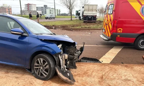 Carro fica destruído após batida com caminhão em Cascavel.