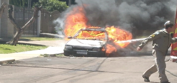 Carro pega fogo e fica destruído na região do lago em Cascavel.
